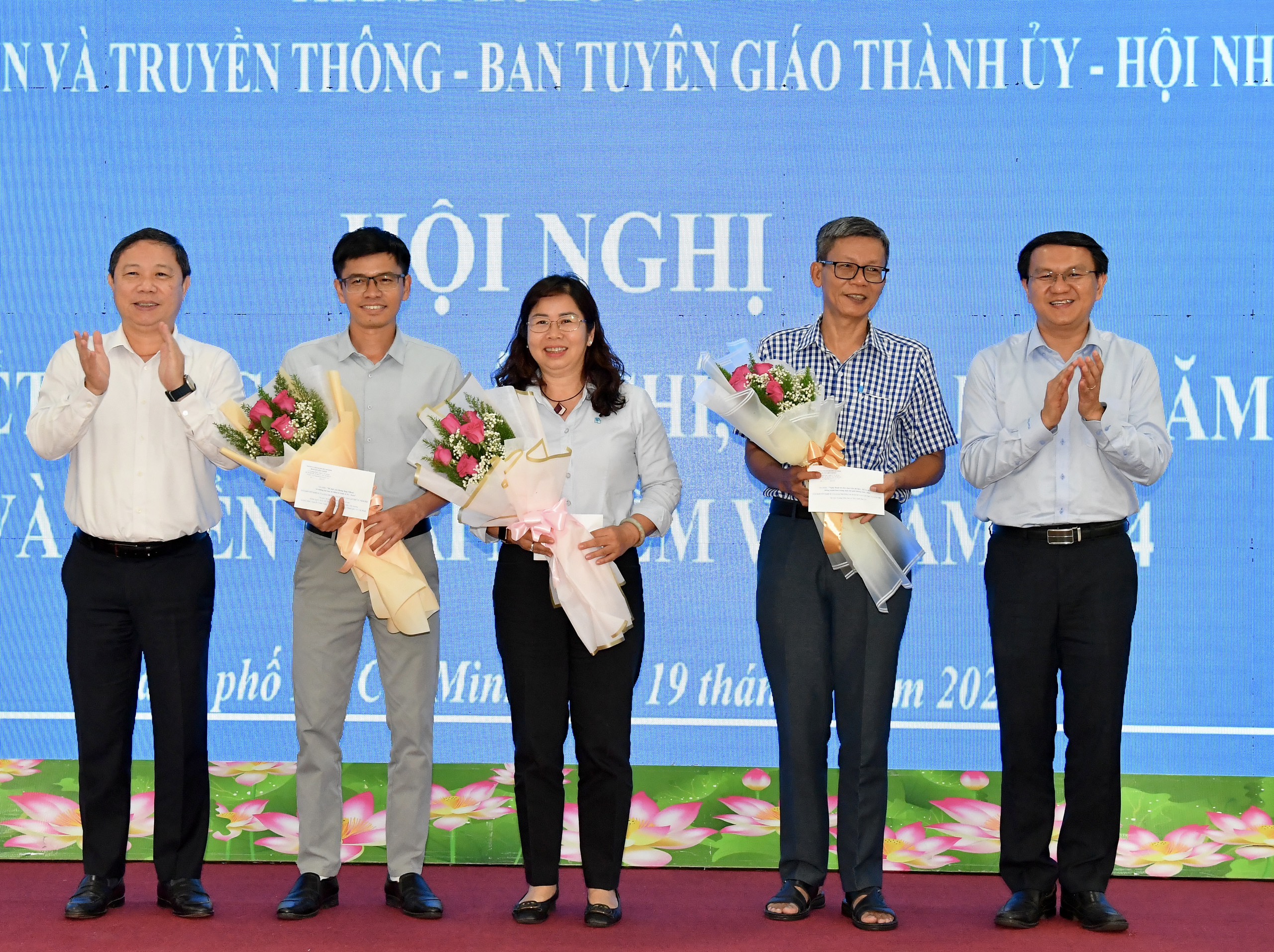 Các tác giả, nhóm dịch giả, nhà xuất bản đạt Giải thưởng Sách Quốc gia lần VI năm 2023 nhận thưởng của Thành ủy TP. Hồ Chí Minh (Ảnh: Việt Dũng).